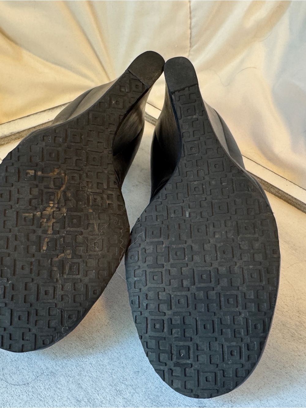 Tory Burch Black Leather Wedge Pumps with Gold Logo Medallion - Picture 3 of 6